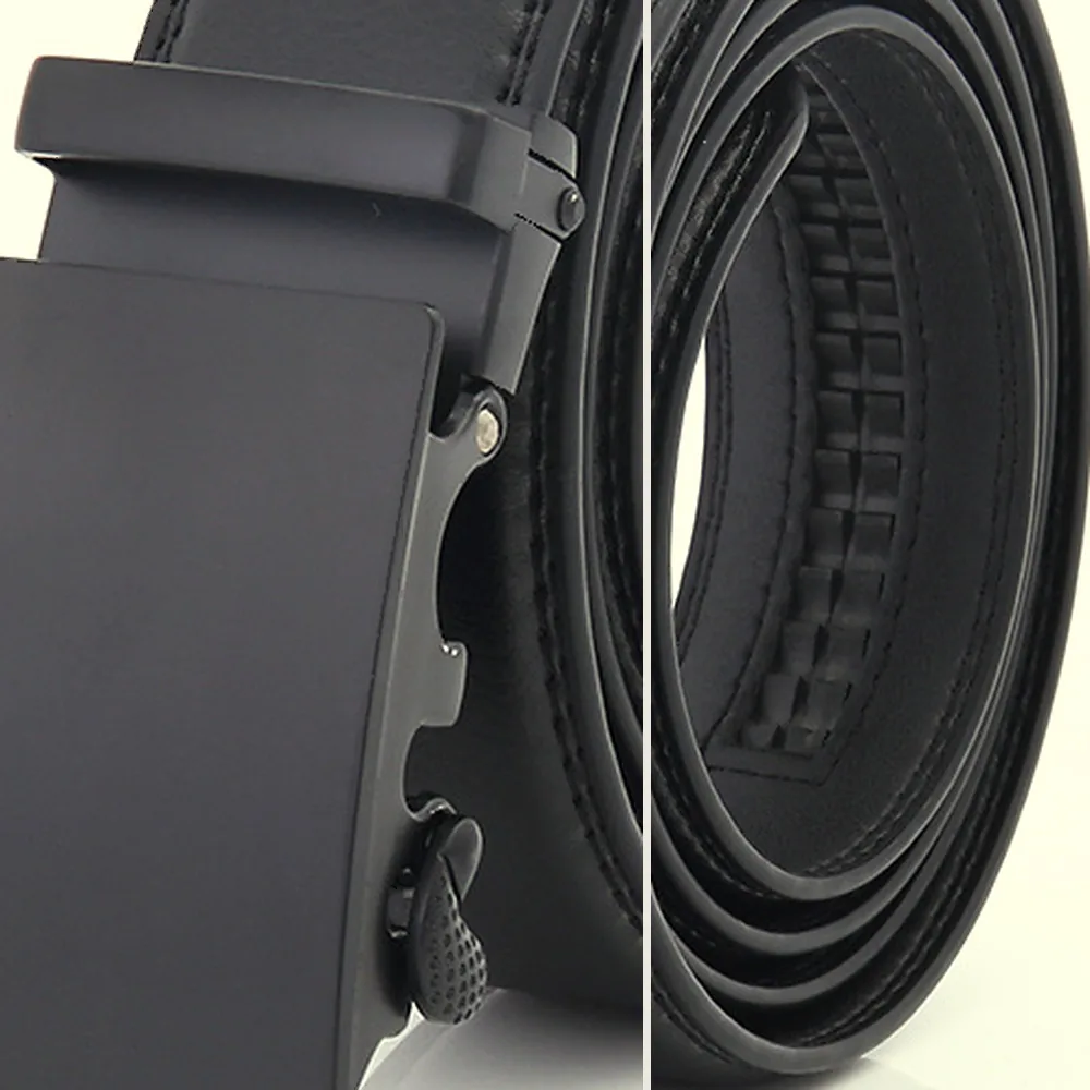 The Automatic Belt, close-up of the closed matte-black buckle and the ratchet track on the inside of the strap